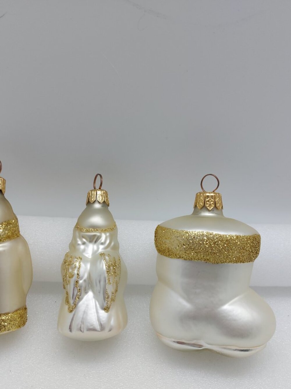 Vintage Hand Crafted Christmas Glass Ornament Off White & Gold Made In Ukraine - Picture 3 of 12